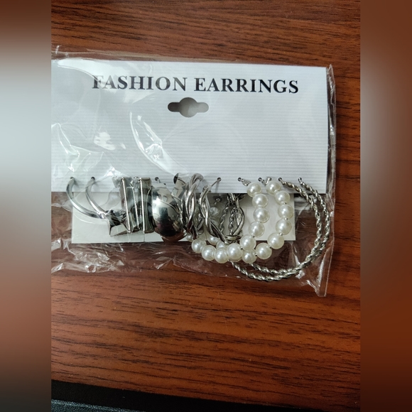 (NWT) 12 Pair of Earrings - Picture 2 of 3